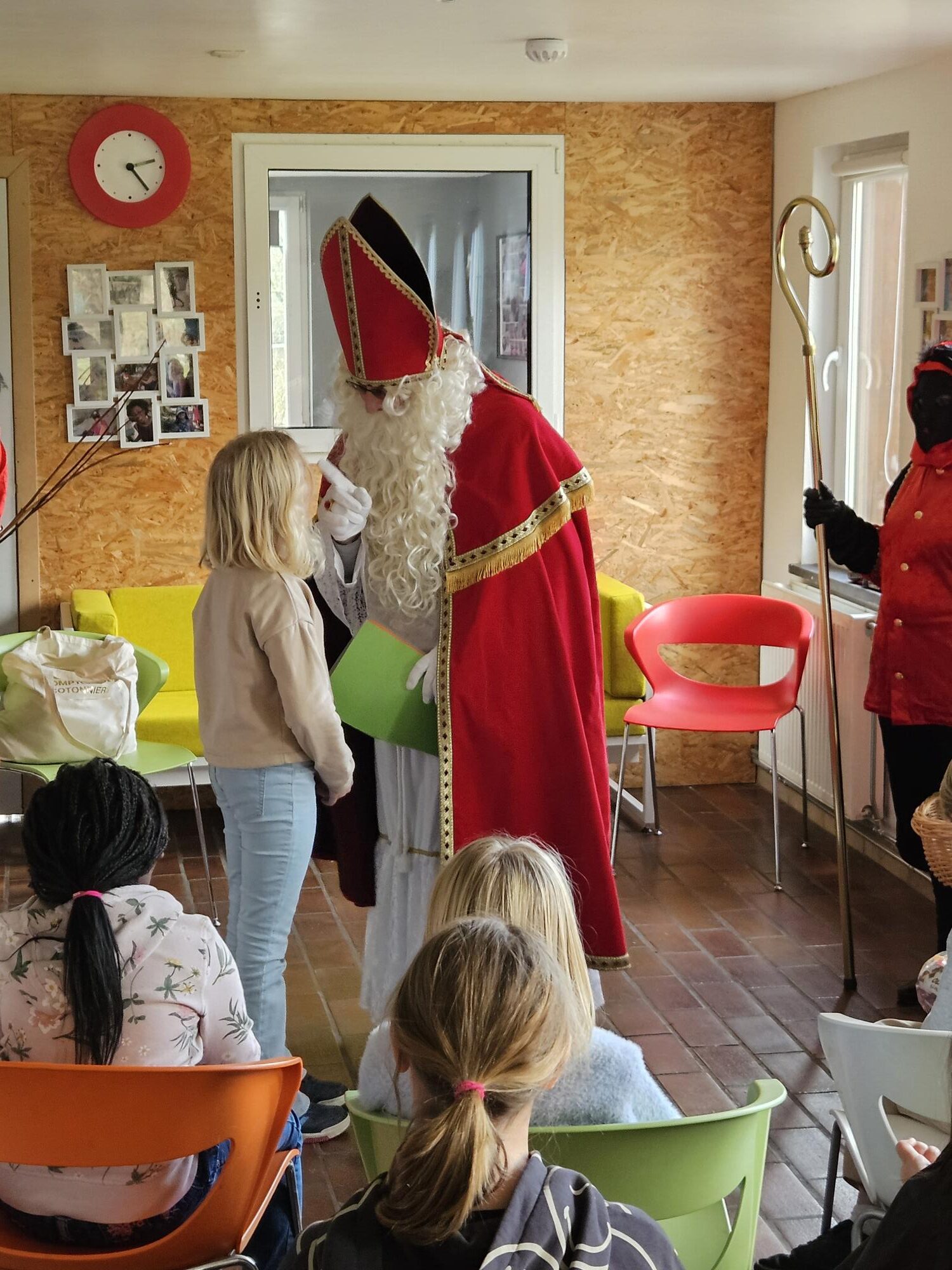 Les enfants qui rencontrent Saint-Nicolas