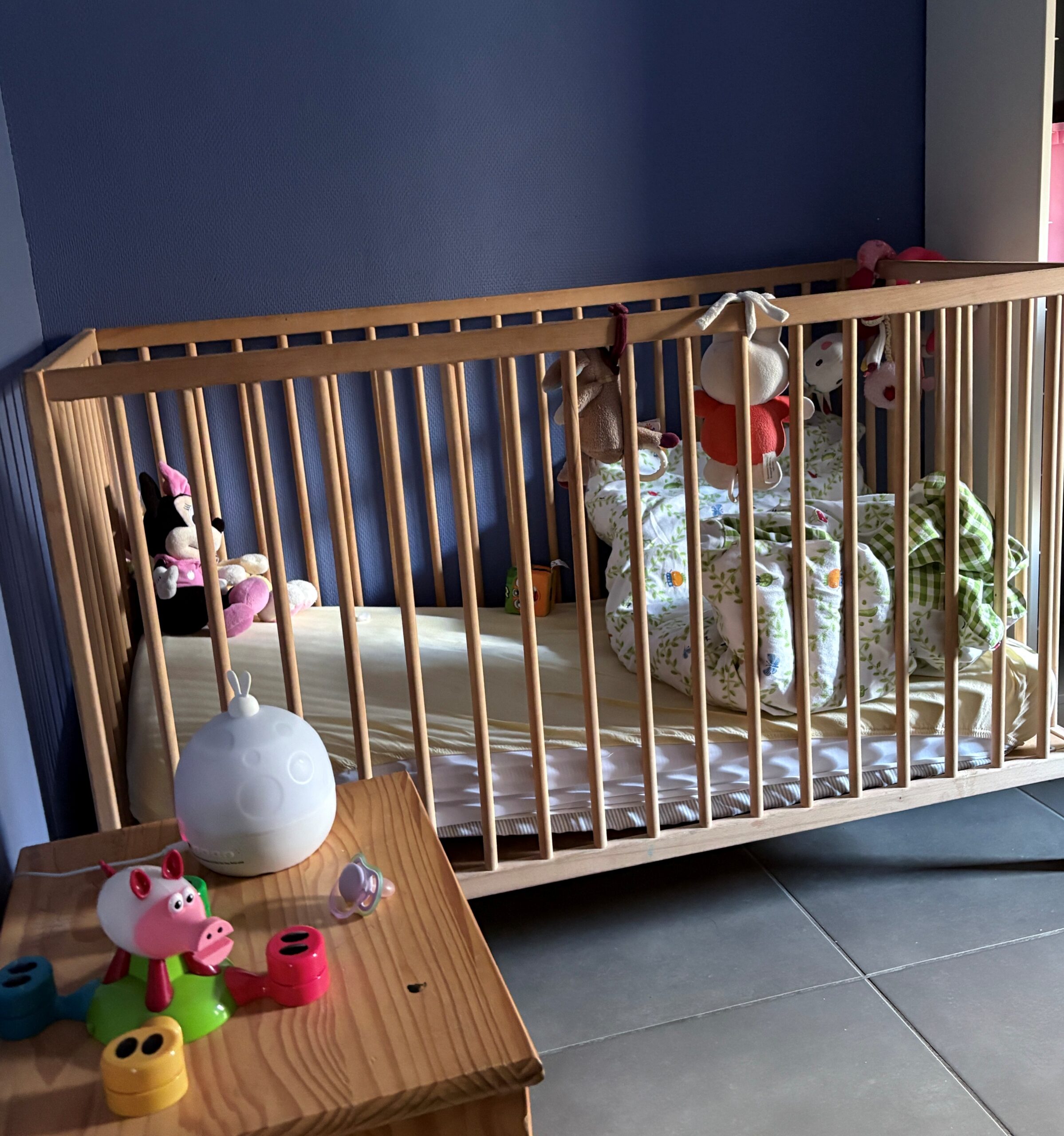 Chambre avec un lit pour bébé dans la maison Edelweiss
