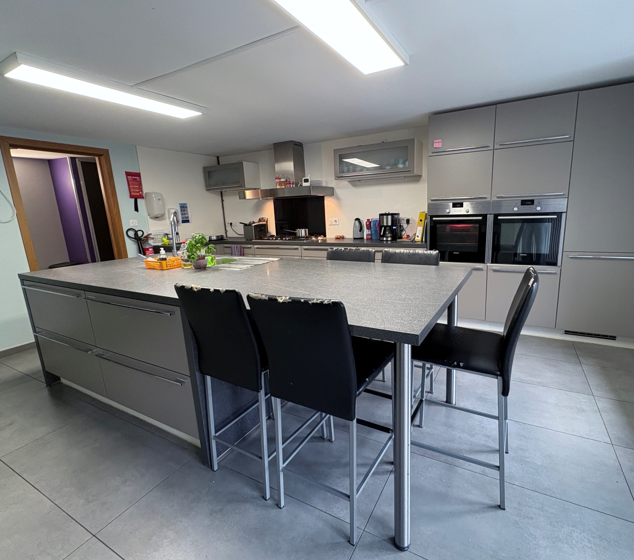 Cuisine de la maison edelweiss avec un ilot central et des tabourets de bar