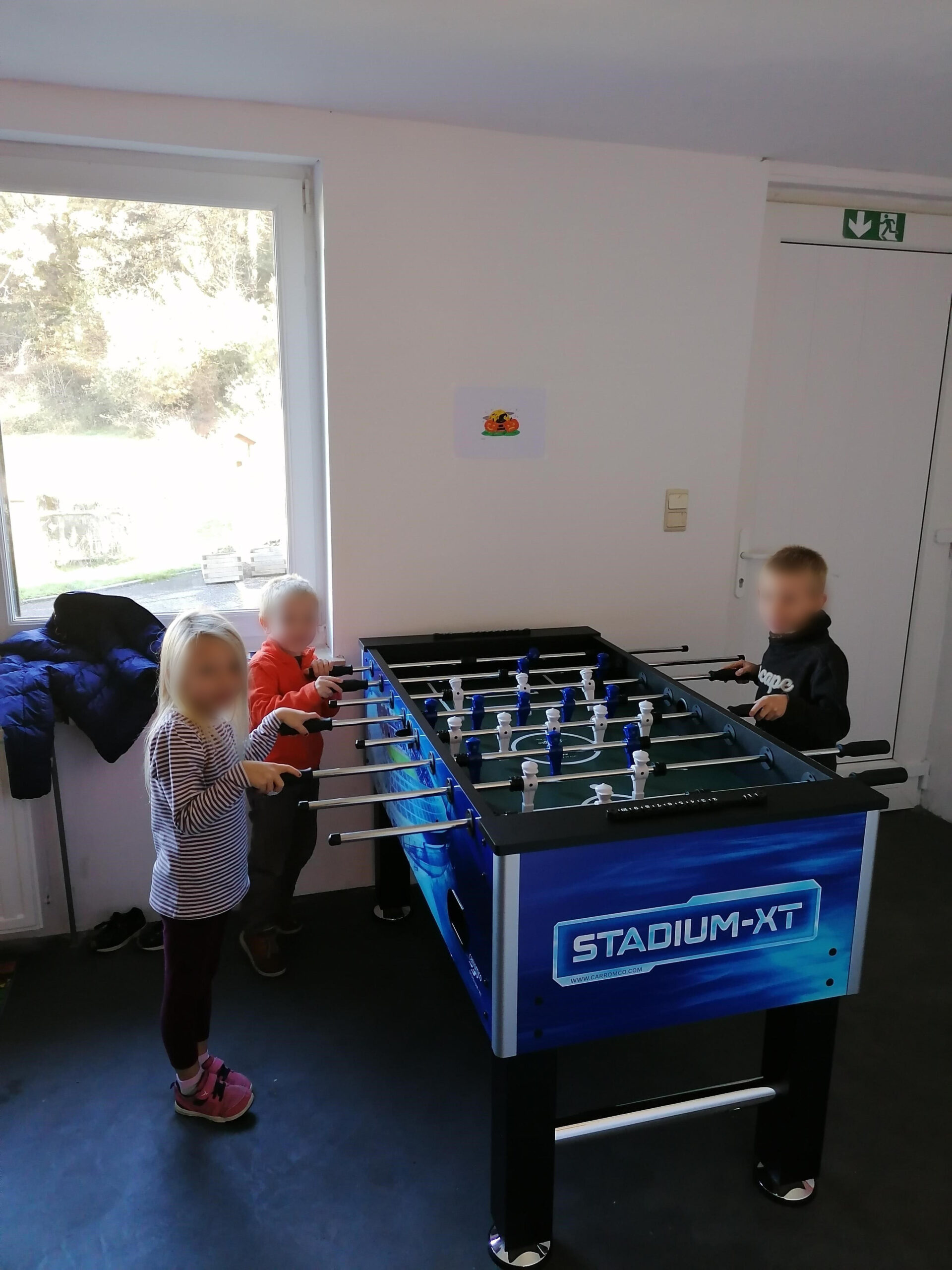 enfants qui jouent au babyfoot