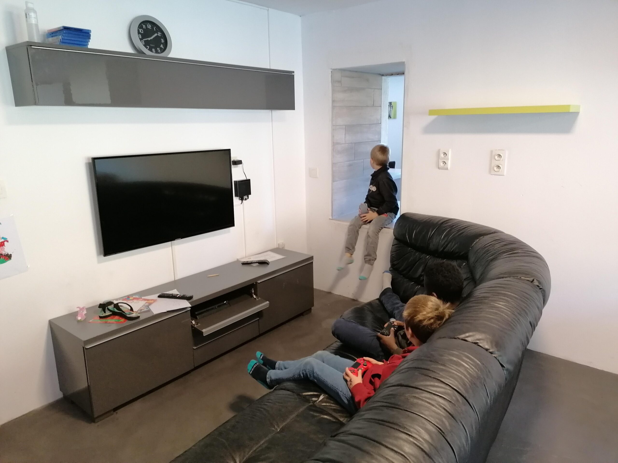 3 enfants qui sont dans le salon de la maison le vieux moulin