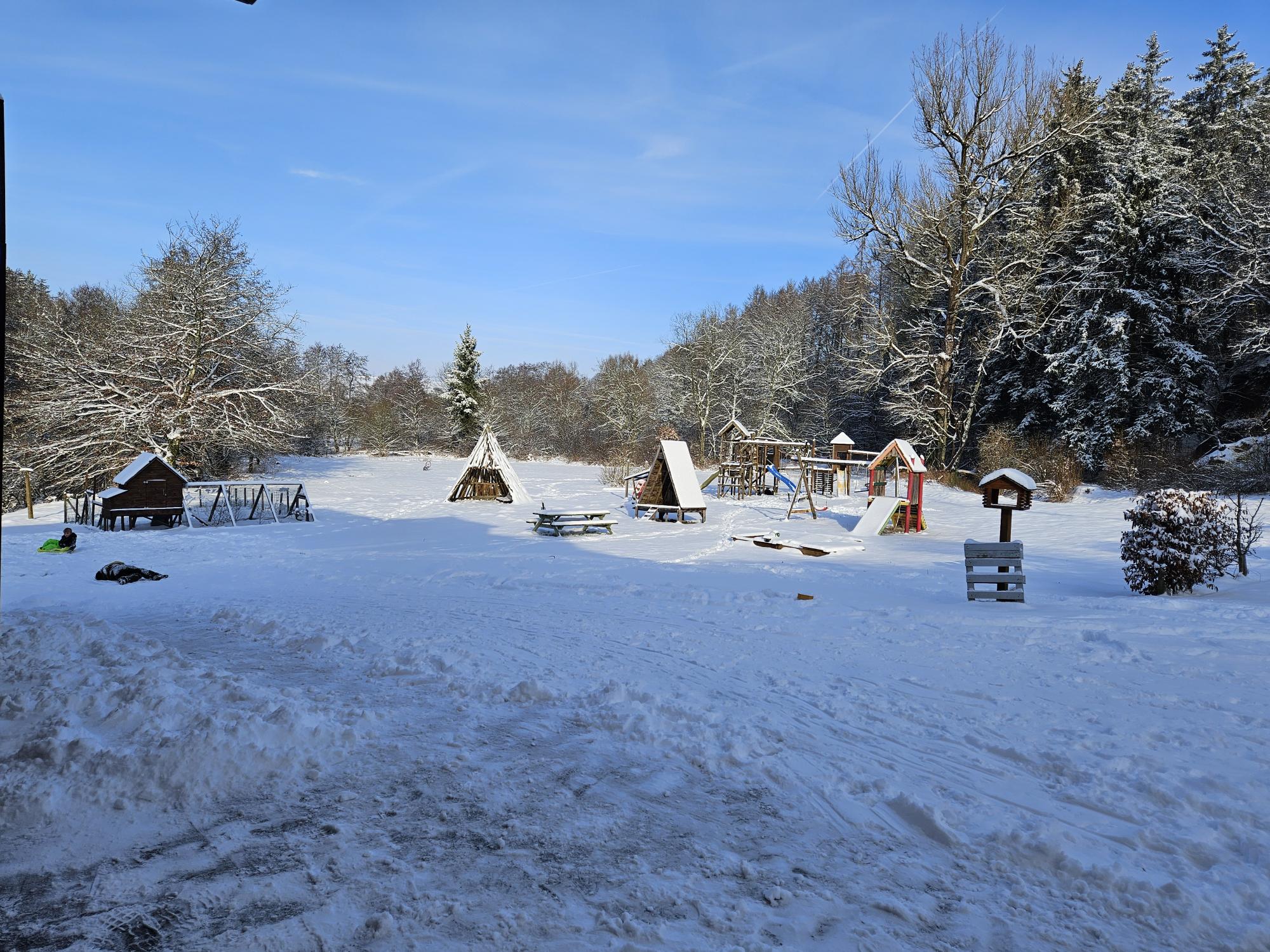 Le jardin du vieux moulin sous la neige