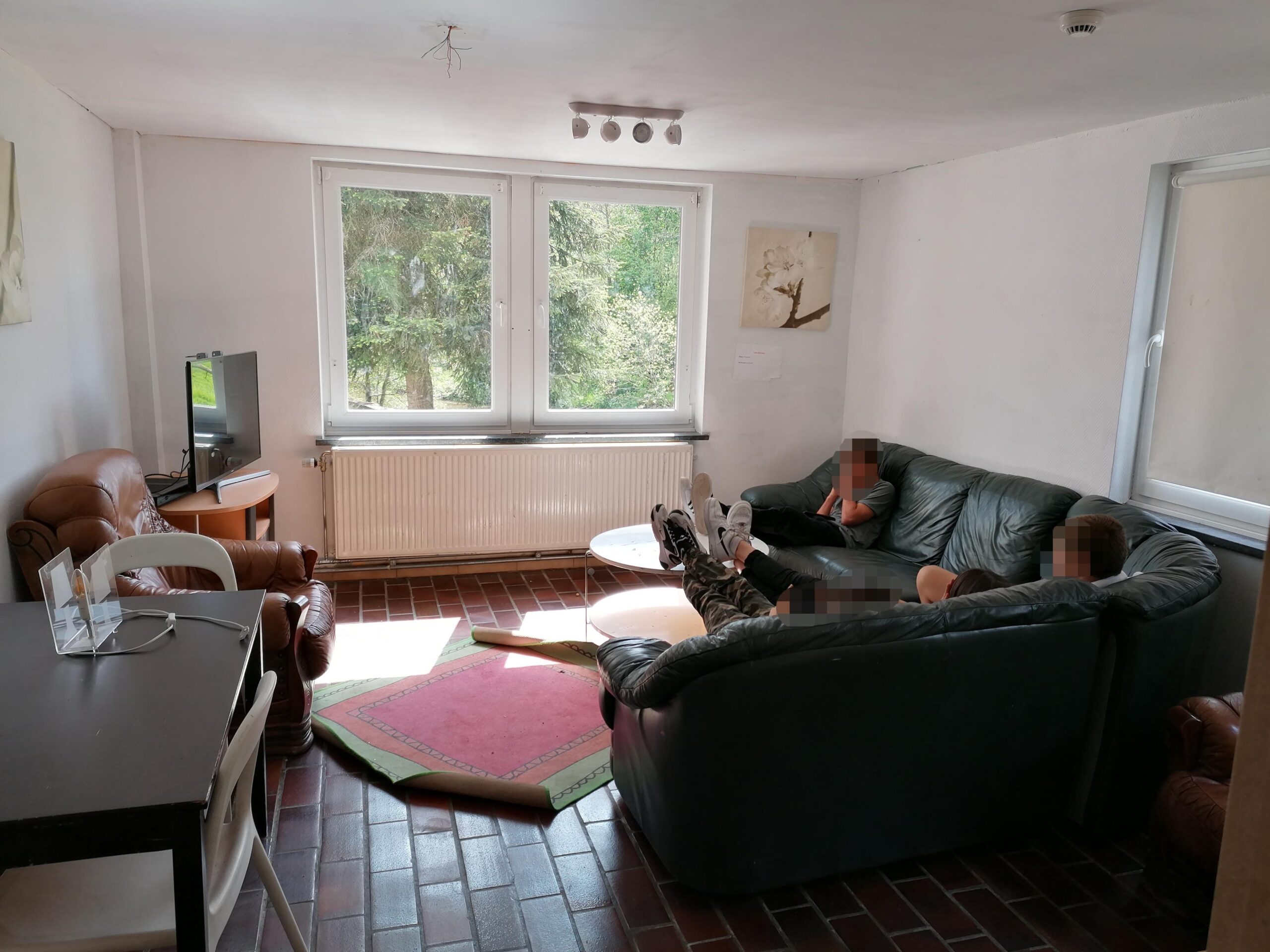 enfants assis dans un fauteuil