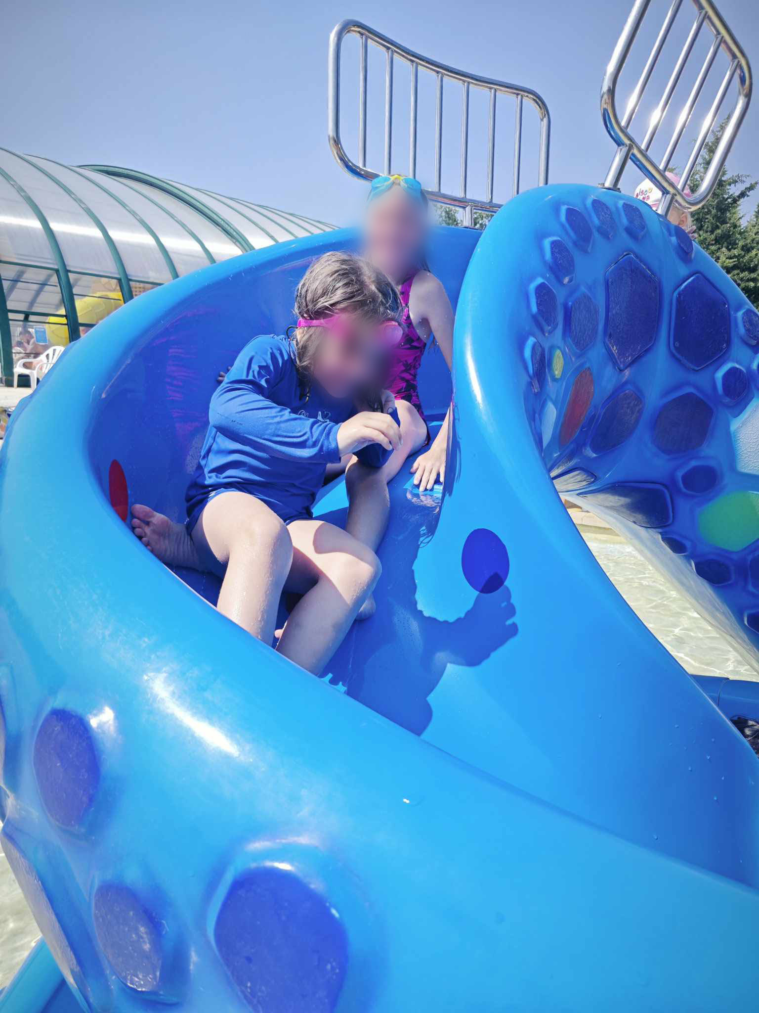 Photo de deux enfants qui sont sur un tobaggan aquatique