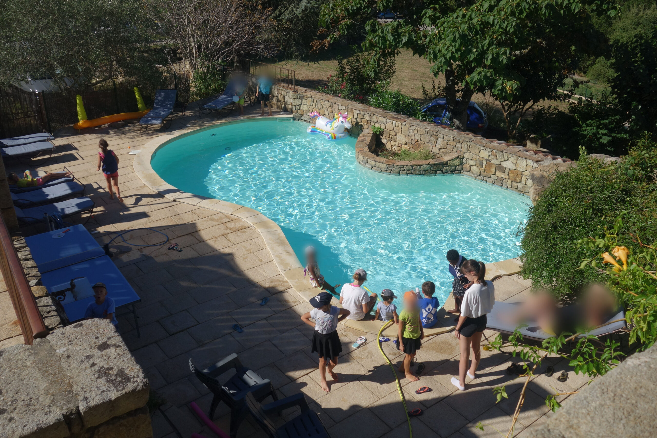 photo des enfants réunis autour de la piscine pendant leur vacances en ardèche