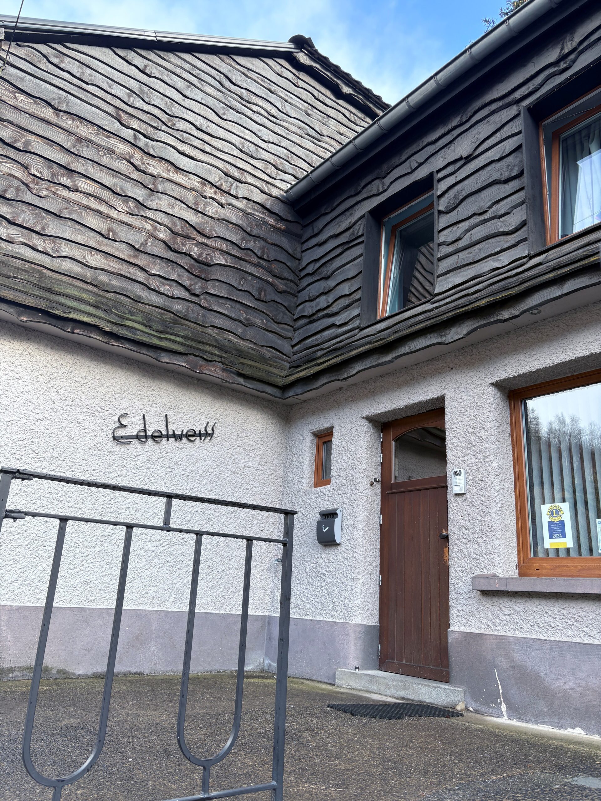 Vue de l'entrée de la maison Edelweiss